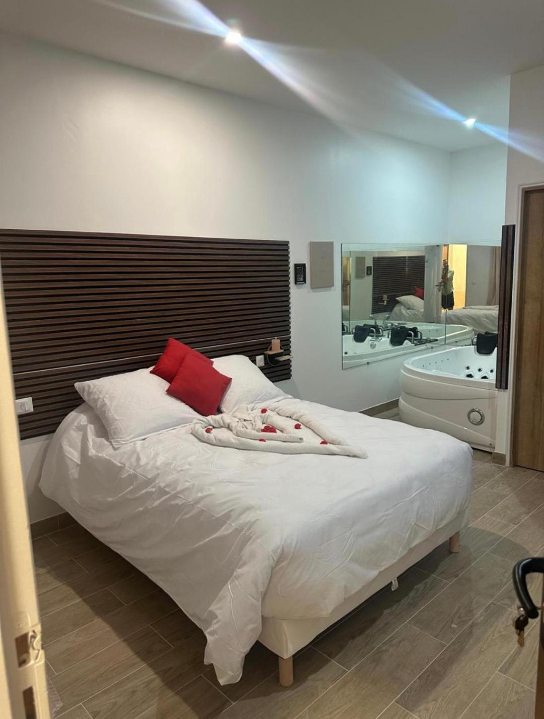 Hotel Du Parc Canal - Stade De France Saint-Denis  Ngoại thất bức ảnh